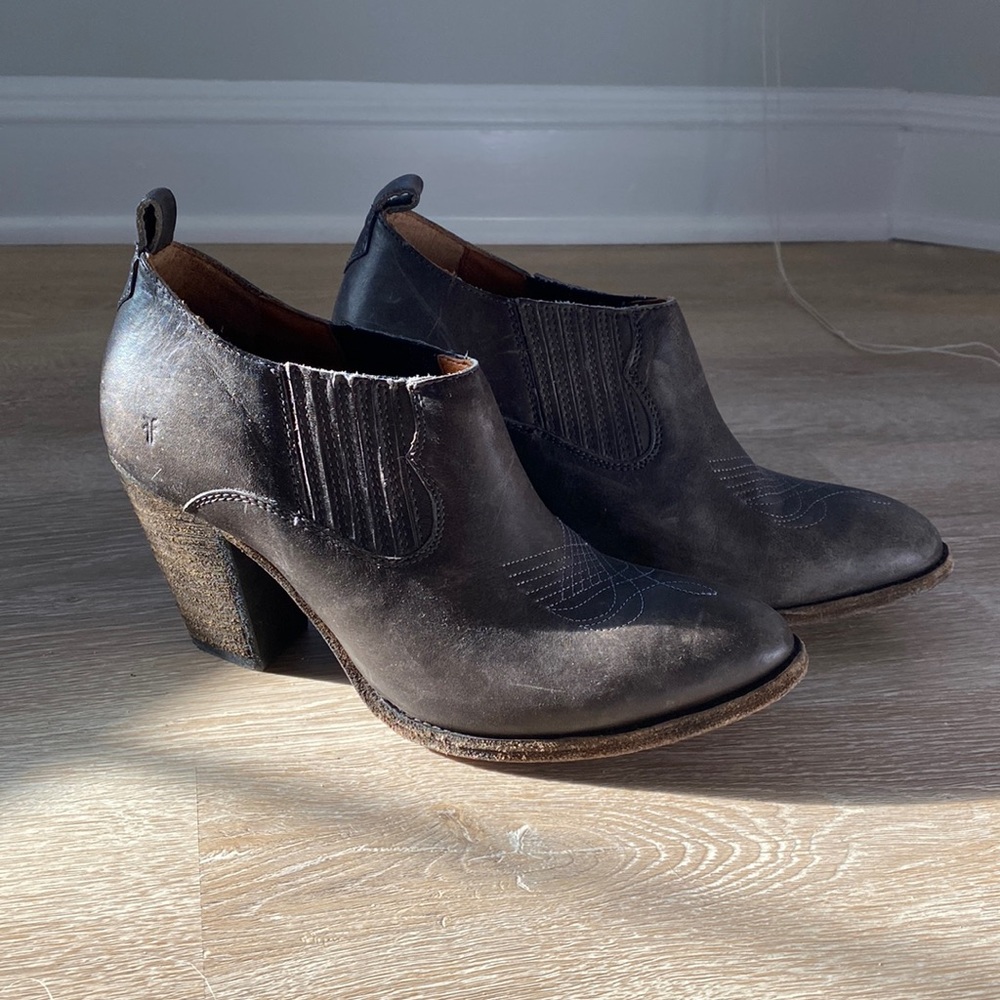 FRYE ankle Boot real leather slip on bootie.